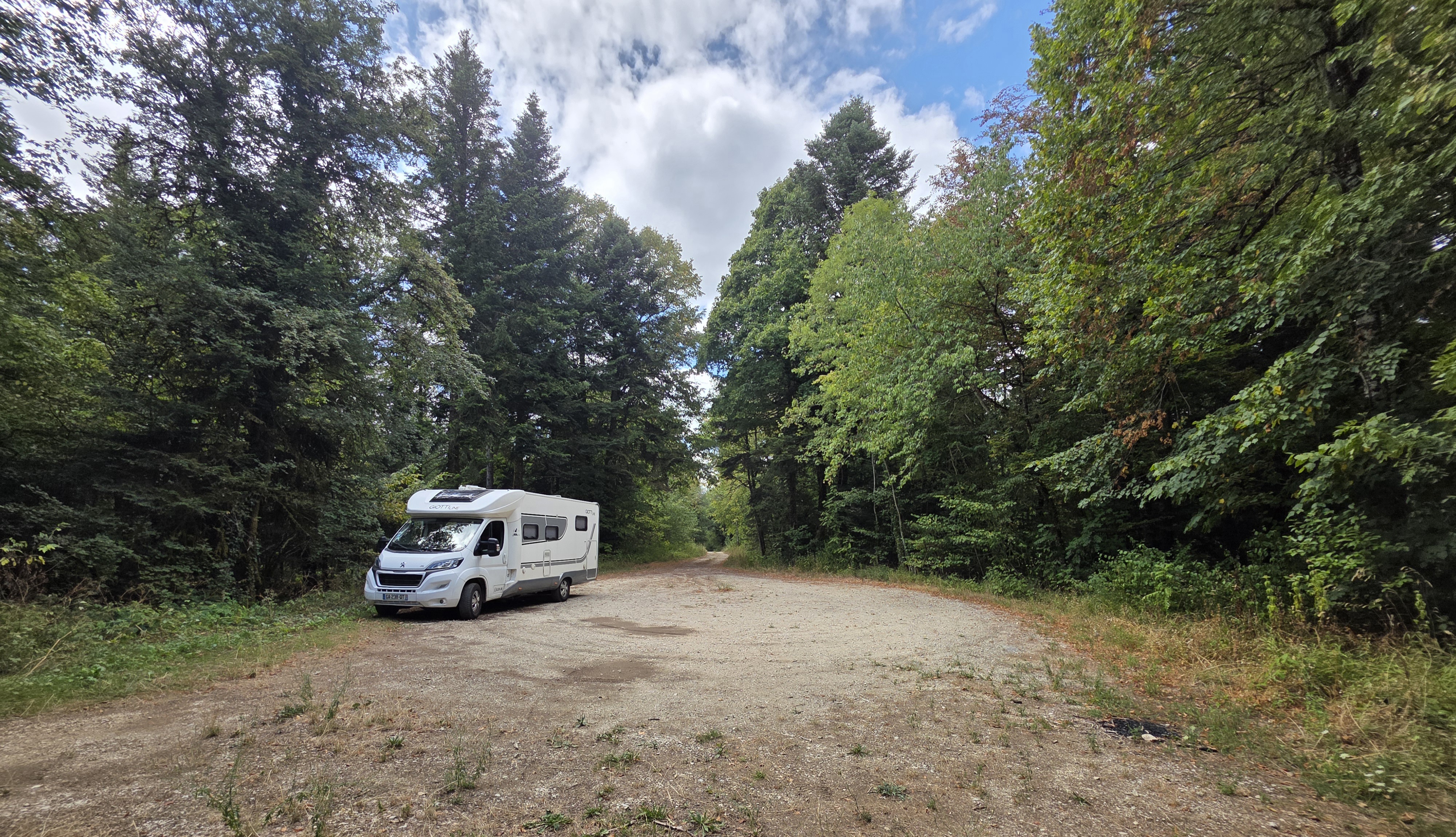 Parking de la forêt communale de Salins les Bains — photo 2