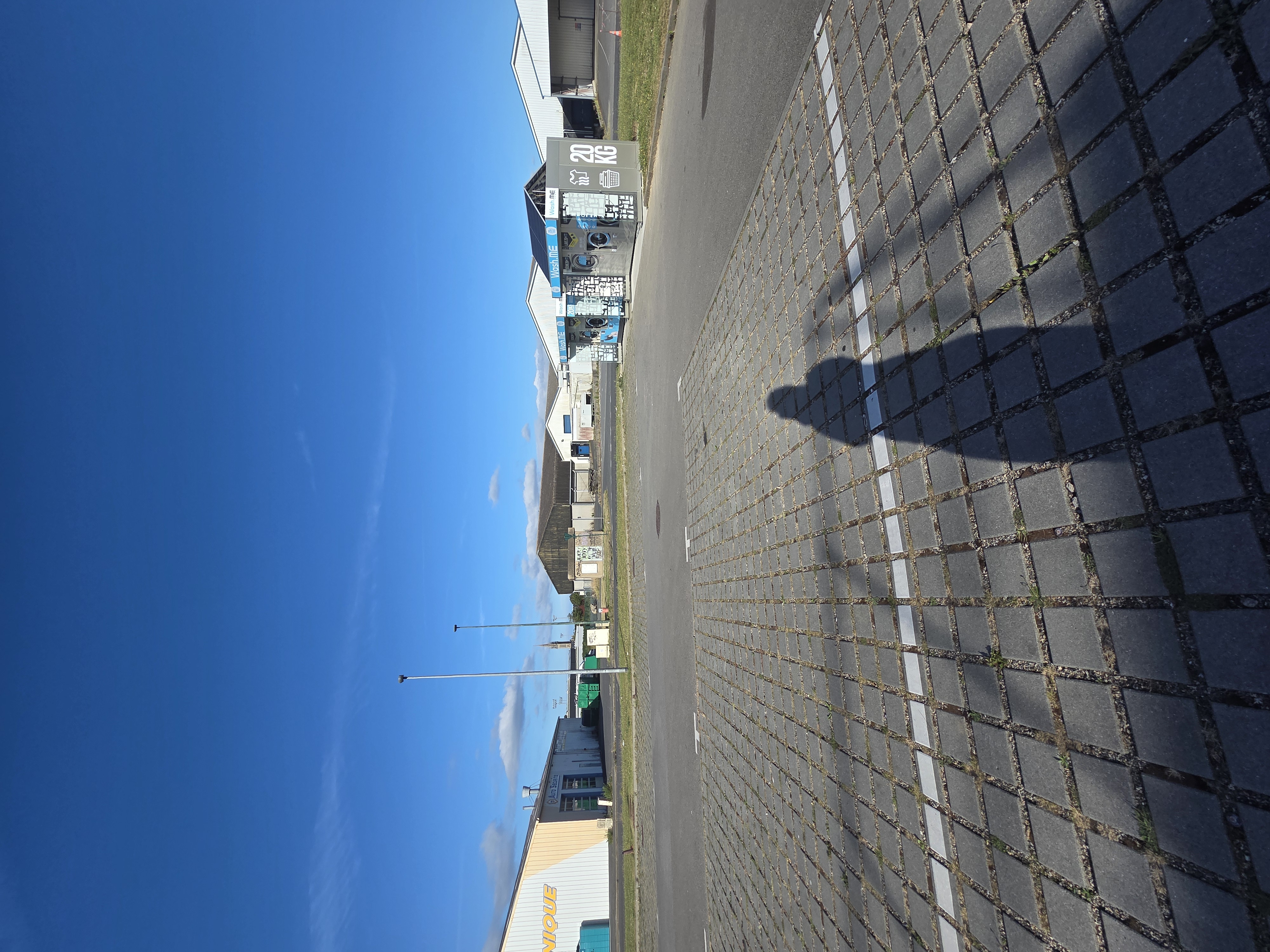 Laverie et stationnement — photo 1